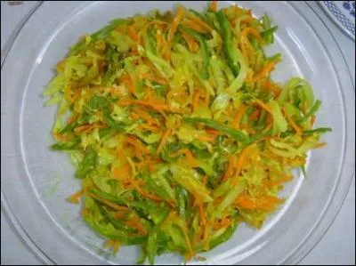 Ned arrive de son île lointaine avec sa recette créole : On y trouve des carottes, du chou blanc, des haricots verts, des oignons, des racines de 
gingembre, piments, curcuma ... Les légumes sont taillés en lanières, quel est ce plat ?