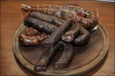 Spécialité corse, ces saussices sont excellentes au barbecue, c'est une idée de Viala, et c'est ml54 qui les fait griller !