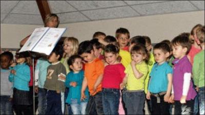 Les enfants que tu as ... chanter à la fête de l'école sont les moyens de la maternelle.