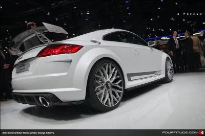 Quelle est cette voiture de course ?