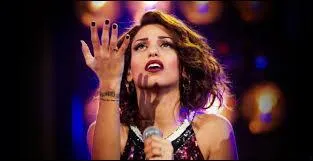 Complète cette chanson : 'Il y a sur ton visage, ...