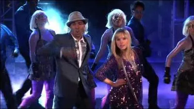 Nous ne pouvons apercevoir cette chanson que dans la version longue du film. Comme se nomme cette chanson ?