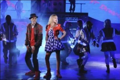 Cette chanson est chantée par l'équipe de Camp Star lors du challenge final. Comment se nomme la chanson ?