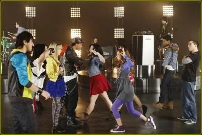 Sur ce clip, on peut voir qu'il y a une sorte de compétition entre ces deux camps mais comment se nomme cette chanson ?