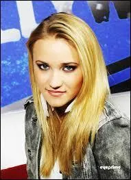 Combien mesure Emily Osment ?
