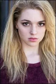 Combien mesure Jennifer Stone ?