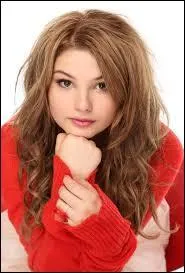 Combien mesure Stefanie Scott ?