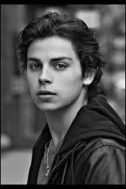 Combien mesure Jake T. Austin ?