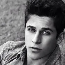 Combien mesure David Henrie ?