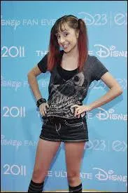 Combien mesure Allisyn Ashley Arm ?
