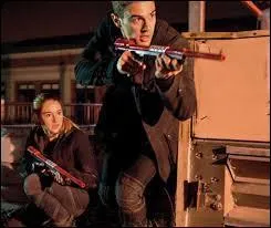 Lors du jeu de guerre quelle est la couleur du drapeau de l'équipe ennemie de celle de Quatre ?