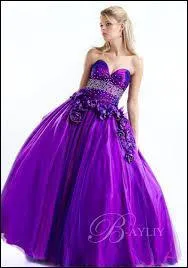 De quelle couleur est cette magnifique robe de bal, en suédois ?