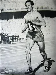 L'athlète Alain Mimoun s'est éteint le 27 juin 2013 à l'âge de 92 ans. Lors de quels JO avait-il remporté le marathon en 2h25 minutes ?