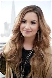 Comment s'appelle sa partenaire dans le film "Princesse Protection Program : Mission Rosalinda" ?