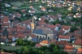 Voici la ville Mosellane de Bining vue du ciel. Elle se situe en région ...