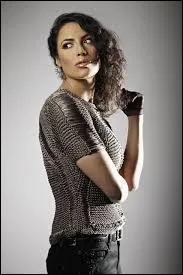 Elle chante "C'est chelou" :