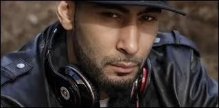 Il chante dans Team BS :