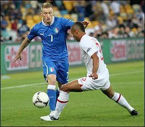 Qui est ce joueur en bleu face à Ashley Cole ?