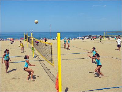 Le beach-volley est un sport plutôt informel, mais il est bien présent aux Jeux Olympiques ! En quelle année y a-t-il été introduit ?