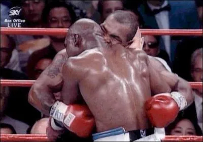 Mike Tyson mord l'oreille de :