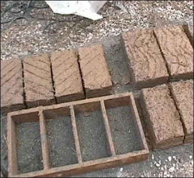 Les maçons ont utilisé des [moules] pour faire des briques.