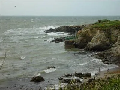 Quelle est cette pointe, terre avancée du pays de Retz, en Loire-Atlantique au large de laquelle eut lieu en 1931 le terrible naufrage du "Saint-Philibert" qui fit 500 morts?