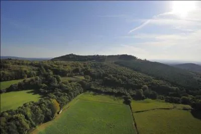 Quelle est cette hauteur située près de Guéret dans la Creuse qui culmine à 630 mètres?