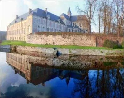 Quelle est cette abbaye du département de l'Aisne, fondée en 944 dont l'église offre une façade monumentale du dix-huitième siècle?