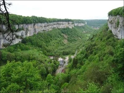 Le célèbre site du cirque de Baume que vous pourrez découvrir depuis le belvédère des Roches est situé dans le département :