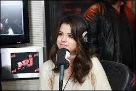 Quelle est l'habitude de Cauet lorsqu'il invite une jolie fille dans l'émission ?