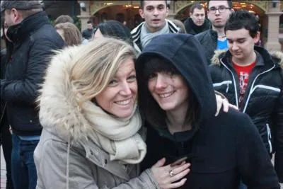 Quels sont les noms des deux "bombasses" qui ont remplacé les chroniqueuses de Cauet durant une soirée ?