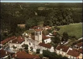 Voici la commune Landaise de Lencouacq vue du ciel. Elle se trouve en région ...