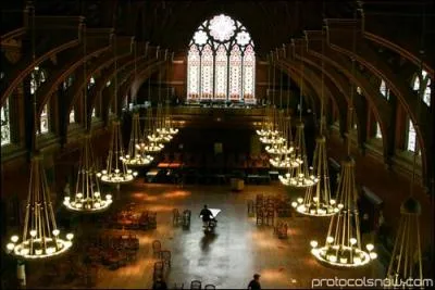 Où se trouve l'université de New York, qui compte plus de 6 campus et a été créée en 1831 ?