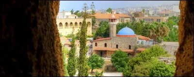 Quelle ville abritent les fondations de l'ancienne cité de Byblos ?