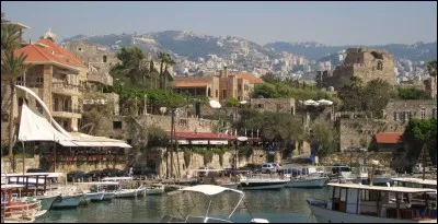 De quelle période date la ville de Byblos ?