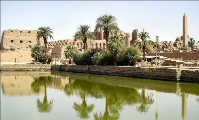 Avant son arrive, les cits grecques croient possible de se dbarrasser de la tutelle mise en place par son pre. Une rumeur se rpand tandis qu'Alexandre est en campagne dans le Nord : le jeune roi serait mort, ce qui entrane le soulvement de Thbes. Alexandre s'empresse de revenir, il rase la ville et vend ses habitants comme esclaves... Il peut ds lors se consacrer  la conqute de l'...