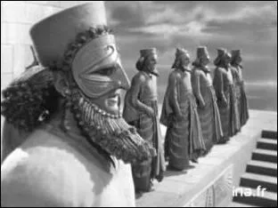 Philippe II avait le projet de monter une expédition contre la Perse, leur ennemie de toujours. Alexandre est conscient qu'elle représente une dangereuse rivale et reprend donc l'idée de son père en envoyant une armée de 40 000 hommes contre Darius III en 334 : Il leur fait subir une cuisante défaite en 333 lors de la bataille...