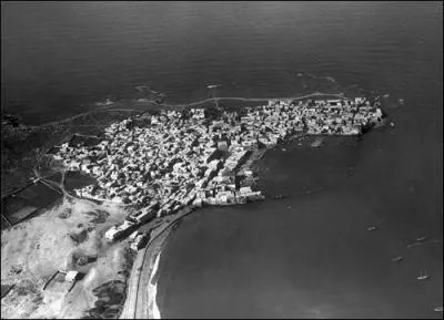 Les Perses ont peut-tre t battus lors de la bataille d'Issos, mais il n'en reste pas moins que ceux-ci dominent encore la Mditerrane. Alexandre s'empare alors de tous les ports pouvant approvisionner les marins perses en eau et en vivres... Cependant, un de ces ports rsiste et donne du fil  retordre aux armes d'Alexandre. Comment s'appelle-t-il ?