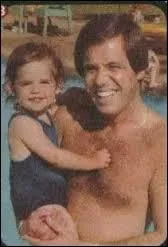 Quand a eu lieu la mort tragique de son père, Arthur Gellar ?