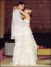 Pour quelle année de leur mariage Sarah fait-elle changer son nom de famille (Gellar) pour Prinze ?