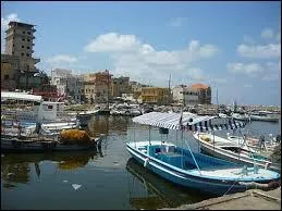 La ville de Tyr possède un port...