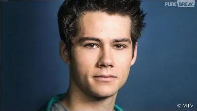 Lors de la première pleine lune de Scott, que fait Stiles ?