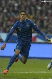 À quel poste joue Raphäel Varane ? 
