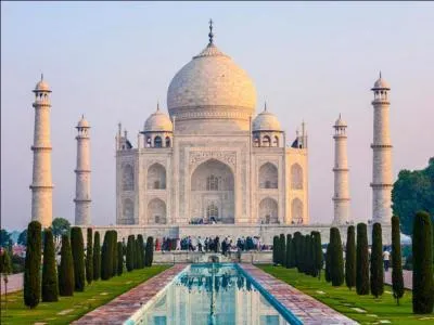 Le Taj Mahal est un superbe mausole en marbre blanc visible  Agra en Inde, mais que veut dire Taj Mahal?