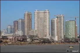 Je suis la capitale d'un pays asiatique sans cesse en conflit avec l'un de mes voisins. Il y a une toile sur le drapeau de mon pays. Ma population est d'environ 3 800 000 habitants. Capitale d'un pays limitrophe  la Chine, je suis :