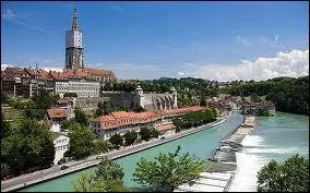 Je suis la capitale d'un pays limitrophe à la France, pourtant je ne suis que la 5e ville de mon pays et je suis peuplée d'un peu plus de 350 000 habitants. Je suis située dans le même pays que Zurich, Bâle ou encore Lausanne. Capitale d'un petit pays qui n'est pas dans l'Union européenne, je suis :
