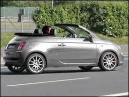 C'est la 500, une petite voiture italienne. De quelle marque fait-elle partie ?
