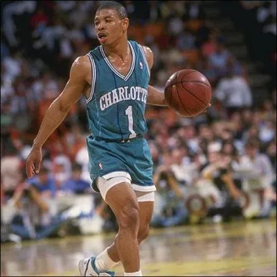 Tyrone Bogues est le plus petit joueur de l'histoire  avoir foul un parquet NBA, mais sous quel surnom le connait-on mieux ?