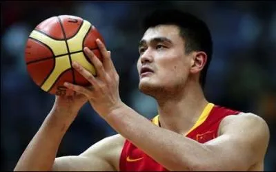 Au contraire, Yao Ming est l'un des plus grands joueurs de l'histoire de la NBA du haut de ses 2, 29 mtres, quel tait son surnom ?