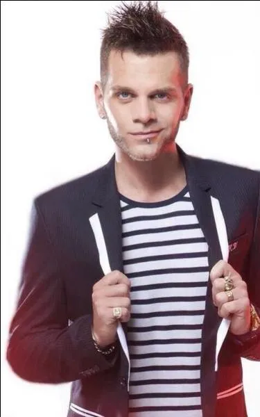 Qui l'accompagne toujours sur scne?